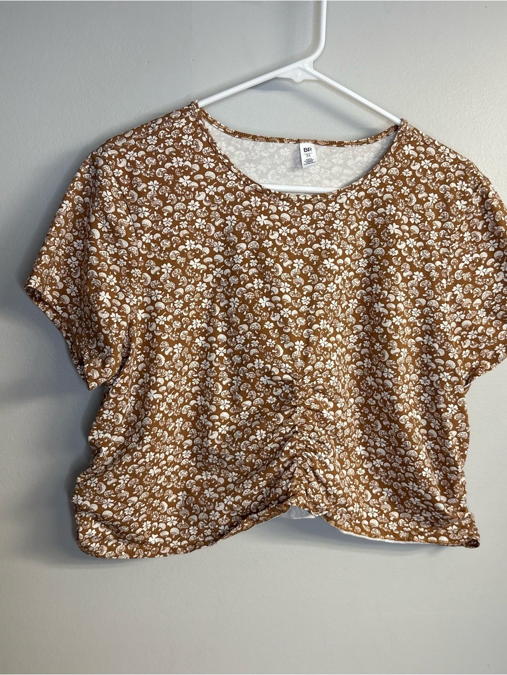 bp Floral Ruched Front Cropped Tee - Brown/White Mushrooms